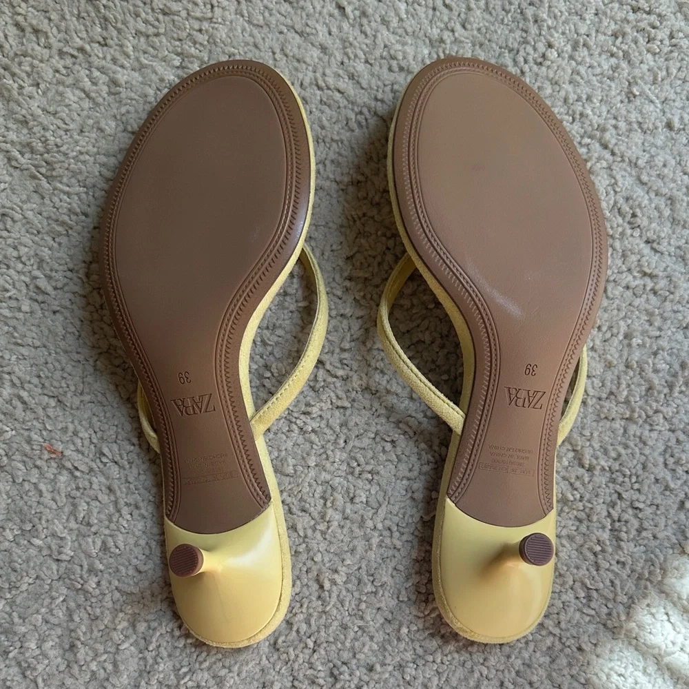 Zara Soft Yellow Thong Sandals - Picture 2 of 3